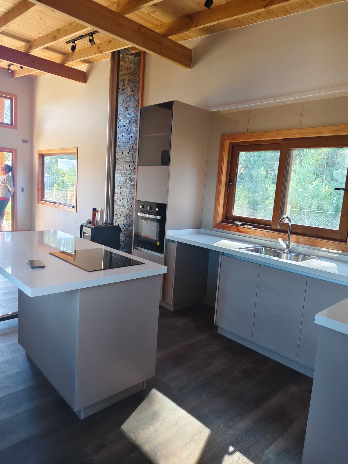 Cabaña — cocina abierta con isla y muro de piedra, Vanturia