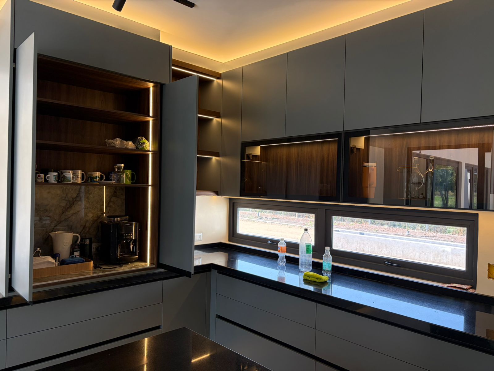Casa de Campo Chicureo — cocina gris con estación de café y granito negro, Vanturia