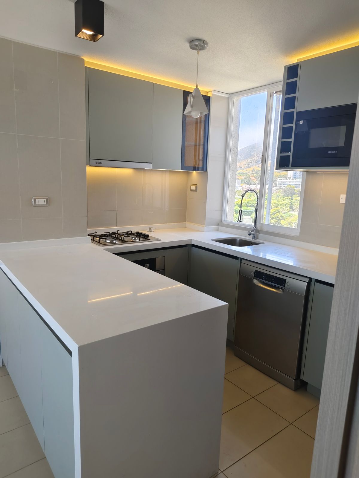 Cocina blanca de departamento con luz LED — Vanturia