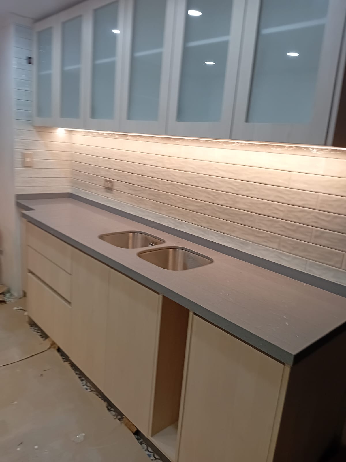 Cocina Clásica — vitrinas de vidrio esmerilado y doble lavaplatos, Vanturia