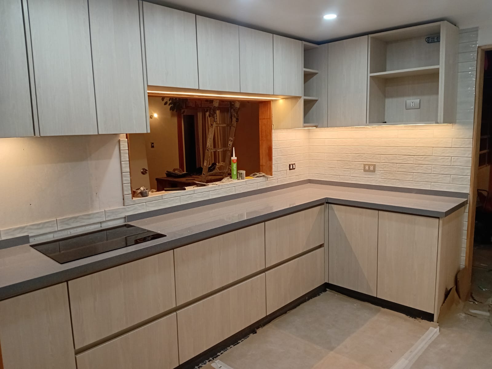 Cocina crema con cubierta gris y backsplash texturizado — Vanturia