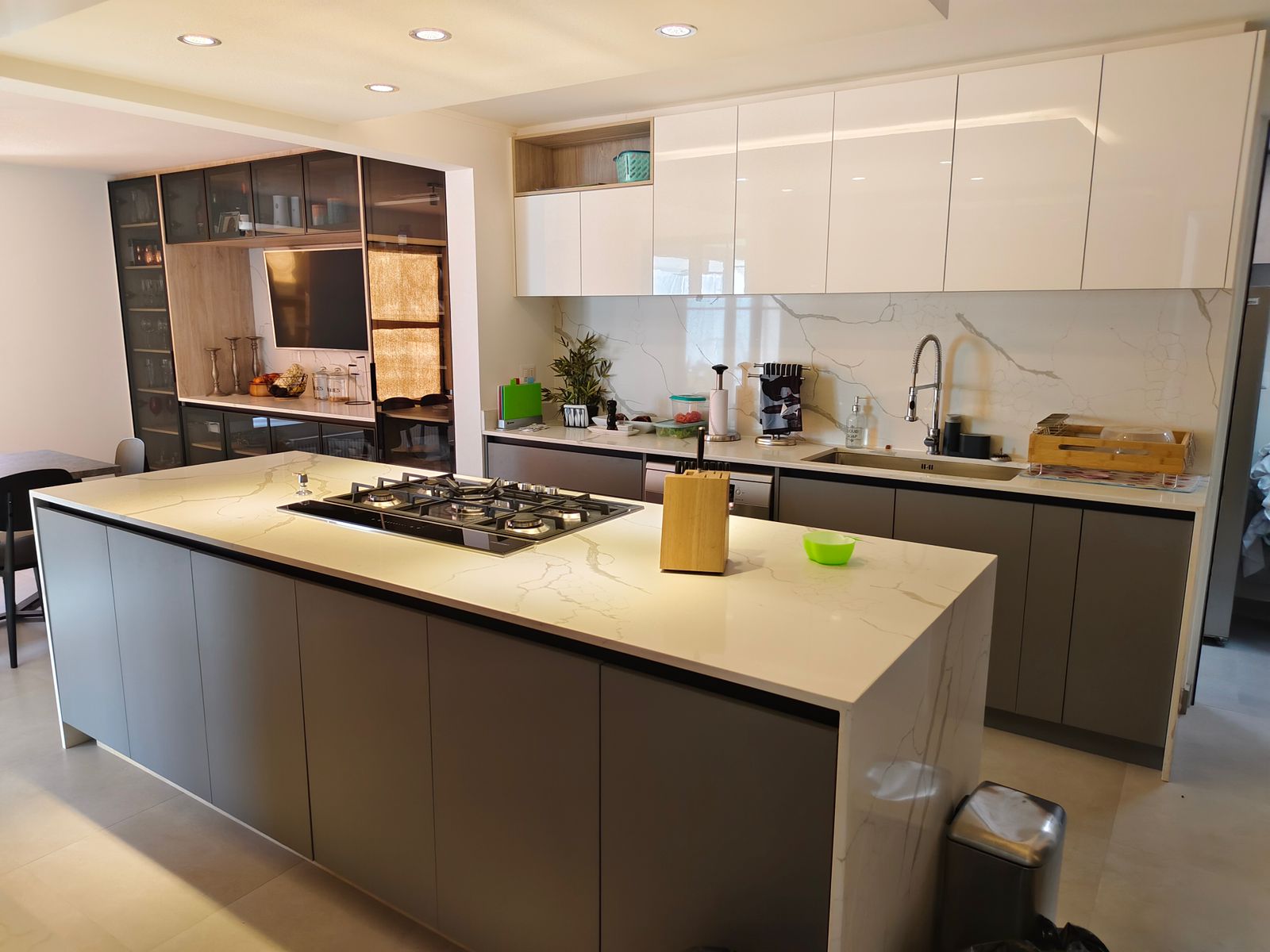 Cocina a medida con isla y cubierta calacatta — Vanturia, Las Condes