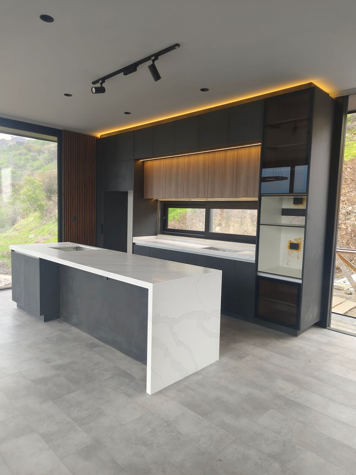 Cocina negra con muebles a medida — Vanturia