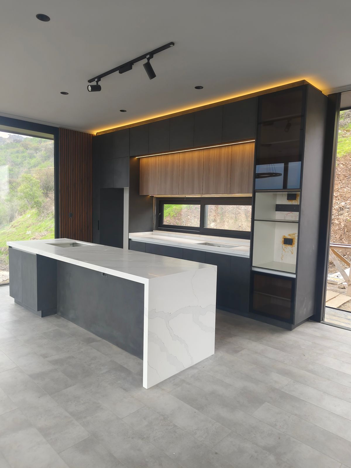 Cocina negra con isla calacatta y vista a la ladera — Vanturia, Lo Barnechea