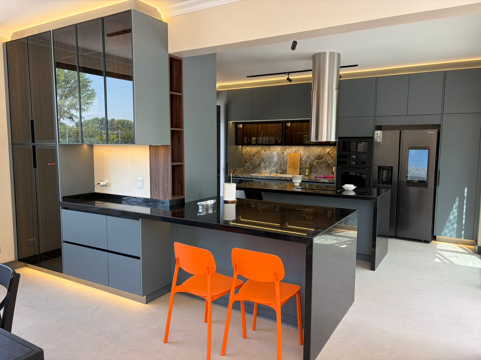 Cocina con isla y torre de electrodomésticos — Vanturia