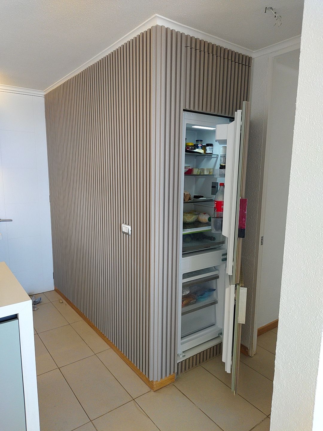 Panel flauta revistiendo refrigerador empotrado — Vanturia